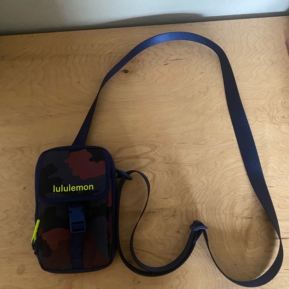 Lululemon blue/neon camo crossbody - Picture 5 of 5